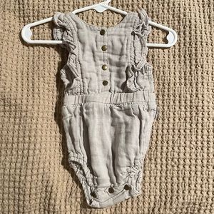 L’oved Baby Muslin Ruffle Bodysuit